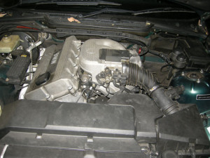 Engine bay of BMW 318is